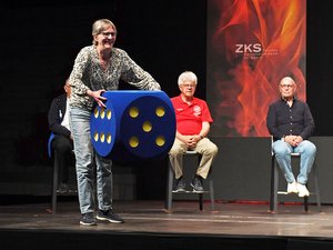 Dominique am Würfeln